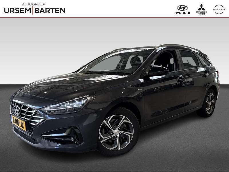 Grijs, metallic lak Gebruikt 2022 Hyundai i30 Comfort Stationwagen | € 18.930 (Eerlijke prijs) - Afbeelding 1/4
