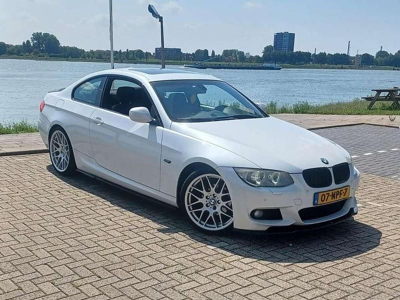 Wit Gebruikt 2010 BMW 320 Coupé | € 8.000 (Eerlijke prijs) - Afbeelding 1/4