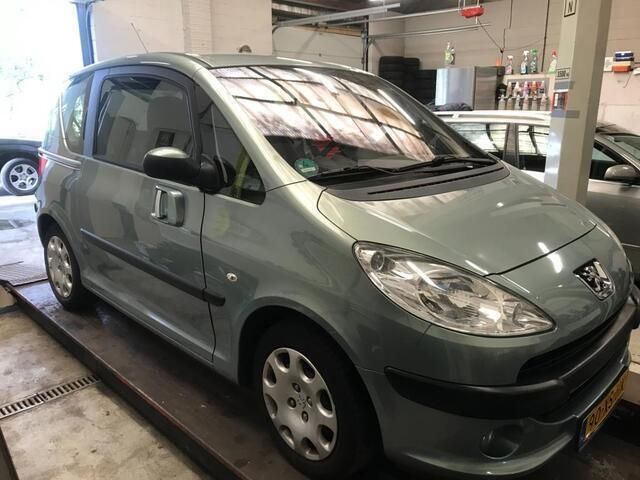 Occasion Peugeot 1007 73 PK (53 kW) 2006 Grijs MPV
