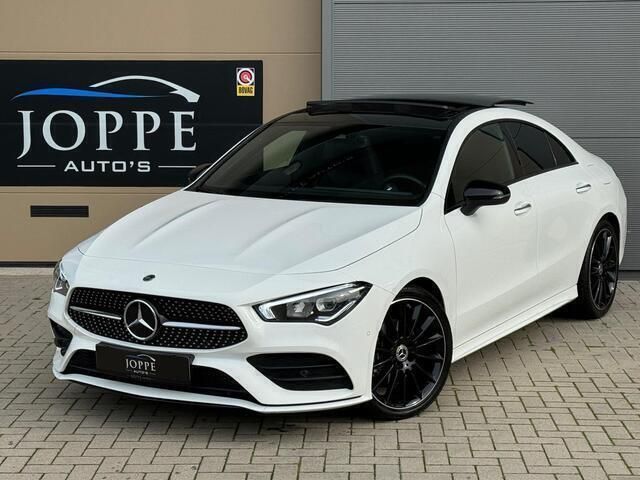 Wit Occasion 2023 Mercedes CLA180 AMG line Sedan | € 42.950 (Duur) - Afbeelding 1/4