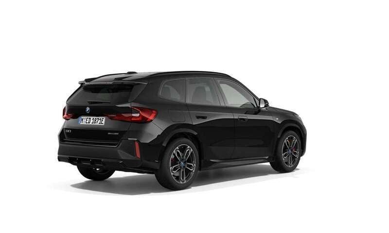Zwart Nieuw 2025 BMW iX1 M Sport SUV | € 58.620 (Super prijs) - Afbeelding 1/3