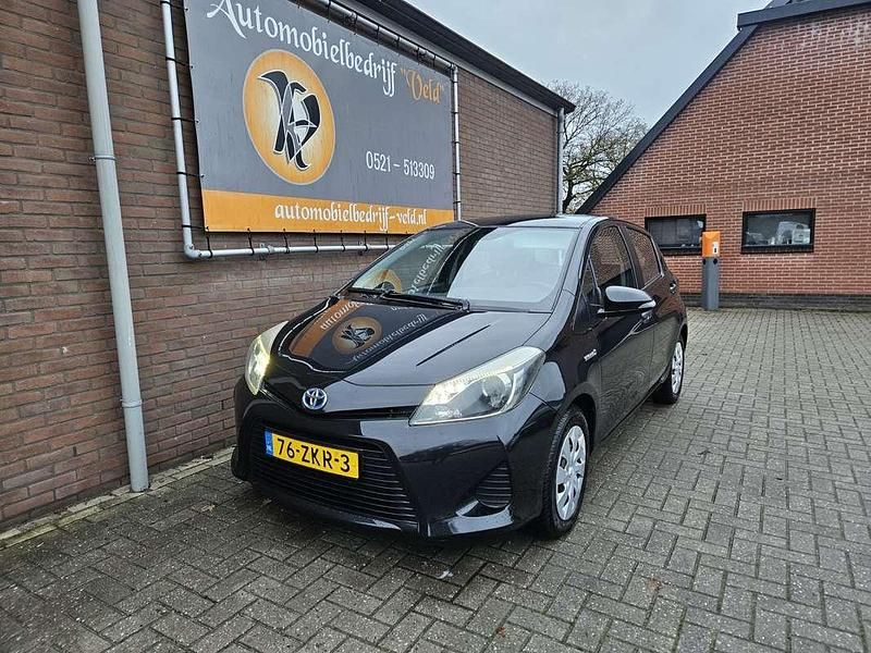 Zwart (metallic) Gebruikt 2013 Toyota Yaris Hybrid Comfort Hatchback | € 8.995 (Eerlijke prijs) - Afbeelding 1/4