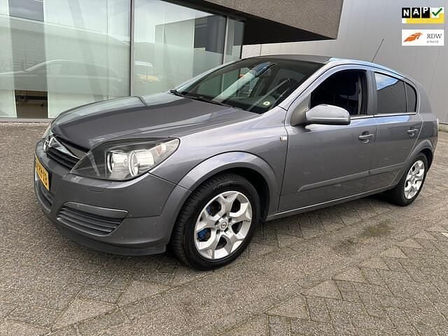 Grijs Gebruikt 2005 Opel Astra Elegance Hatchback | € 1.499 (Goede deal) - Afbeelding 1/4
