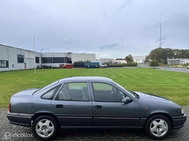 Grijs Gebruikt 1995 Opel Vectra Sedan | € 5.949 - Afbeelding 1/4