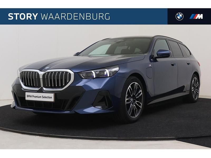 Blauw Gebruikt 2025 BMW 530e M Sport Stationwagen | € 67.495 - Afbeelding 1/4