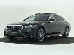989 smaragdgroen (donker grijs metallic) Nieuw 2024 Mercedes 450 AMG line Sedan | € 141.984 - Afbeelding 1/4
