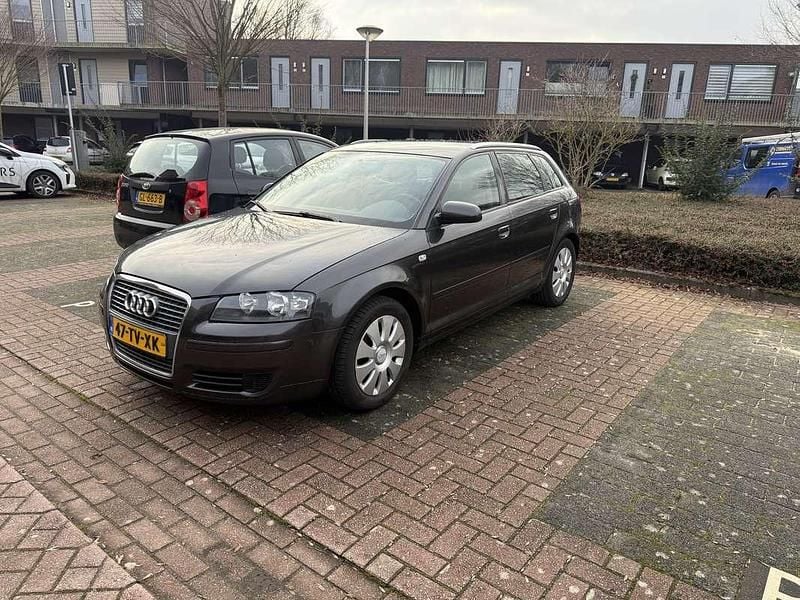 Grijs Occasion 2007 Audi A3 Attraction Hatchback | € 3.000 (Eerlijke prijs) - Afbeelding 1/4