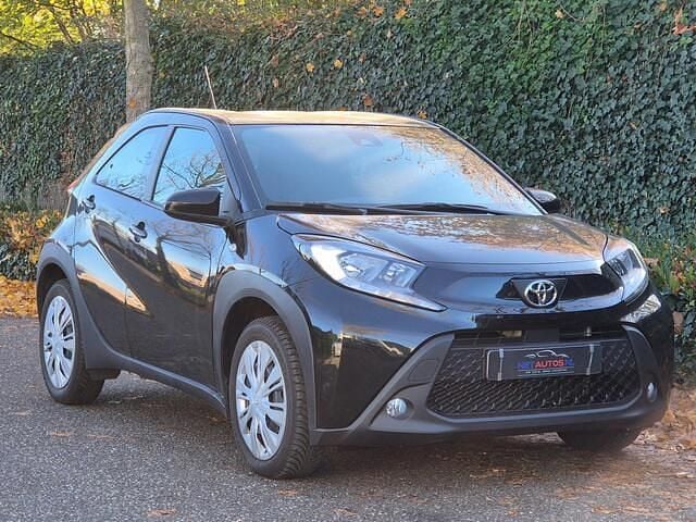 Zwart (metallic) Gebruikt 2024 Toyota Aygo X Play SUV | € 16.999 - Afbeelding 1/4