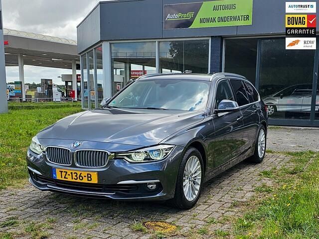 Grijs Gebruikt 2018 BMW 320 Luxury Line Stationwagen | € 20.950 (Goede deal) - Afbeelding 1/4