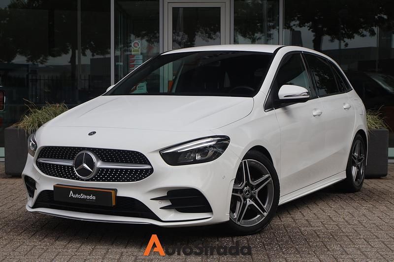 Wit Gebruikt 2022 Mercedes B180 AMG line MPV | € 24.900 (Eerlijke prijs) - Afbeelding 1/4