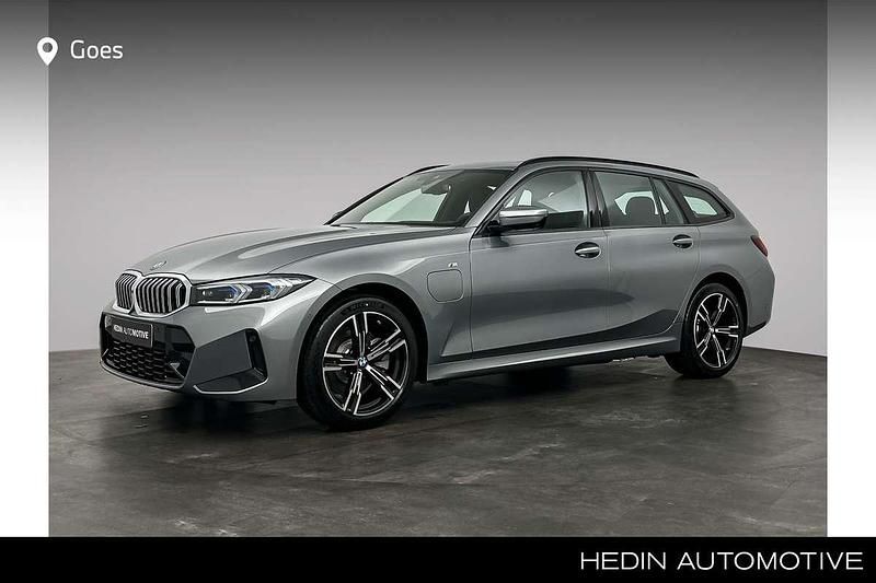 Grijs Nieuw 2025 BMW 330e Stationwagen | € 70.720 (Eerlijke prijs) - Afbeelding 1/4