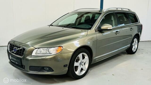 Groen, metallic lak Gebruikt 2010 Volvo V70 Summum Stationwagen | € 15.945 - Afbeelding 1/4