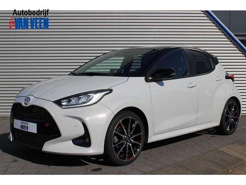 Grijs Gebruikt 2024 Toyota Yaris Hybrid Sport Hatchback | € 26.945 (Eerlijke prijs) - Afbeelding 1/4
