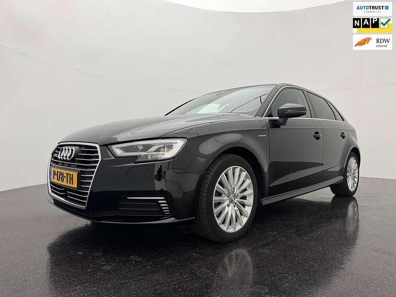 Zwart Gebruikt 2018 Audi A3 Sportback e-tron Sport Sedan | € 19.995 (Iets duurder) - Afbeelding 1/4