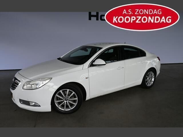 Wit, metallic lak Gebruikt 2012 Opel Insignia Sport Sedan | € 4.940 (Eerlijke prijs) - Afbeelding 1/4