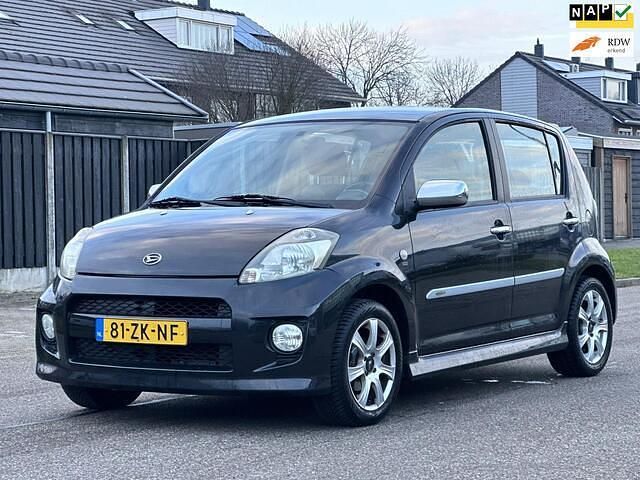 Zwart Occasion 2008 Daihatsu Sirion Hatchback | € 2.950 (Eerlijke prijs) - Afbeelding 1/3