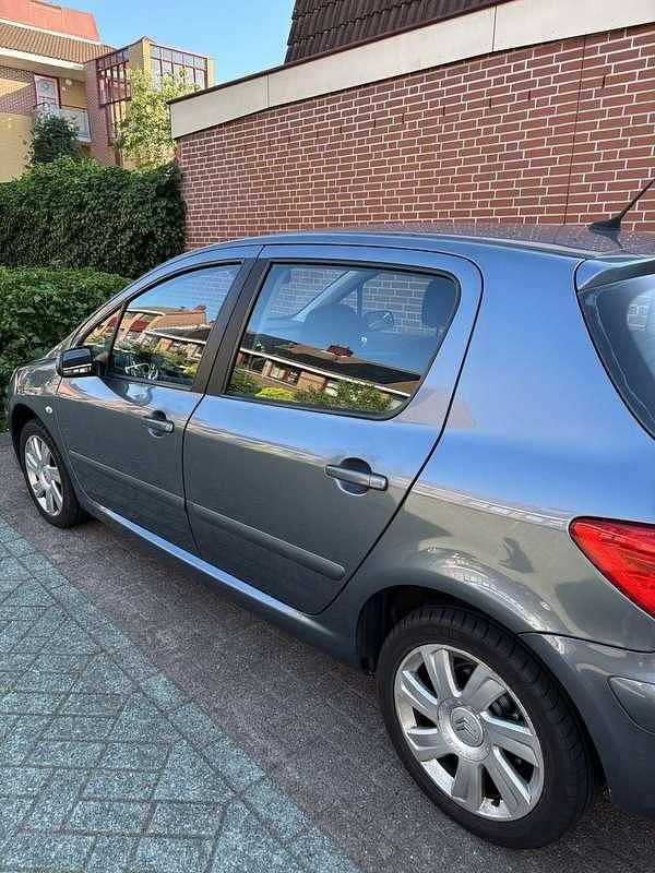 Grijs Gebruikt 2007 Peugeot 307 Premium Hatchback | € 1.600 (Eerlijke prijs) - Afbeelding 1/4