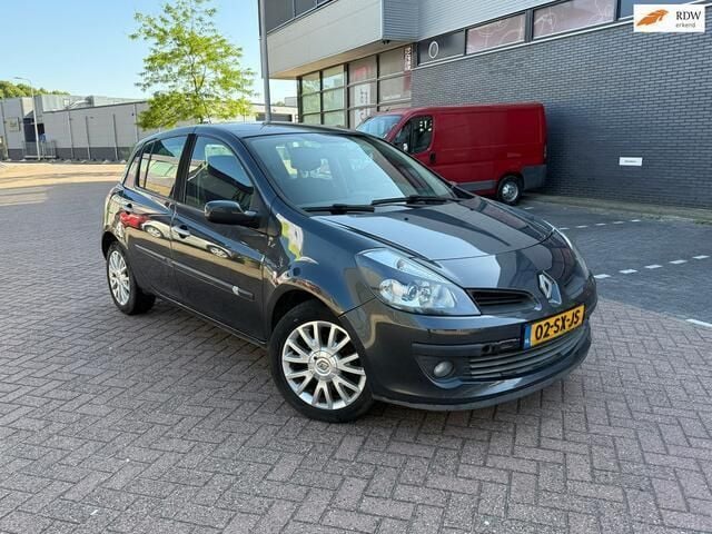 Grijs, metallic lak Gebruikt 2006 Renault Clio II Dynamique Hatchback | € 1.750 (Eerlijke prijs) - Afbeelding 1/4