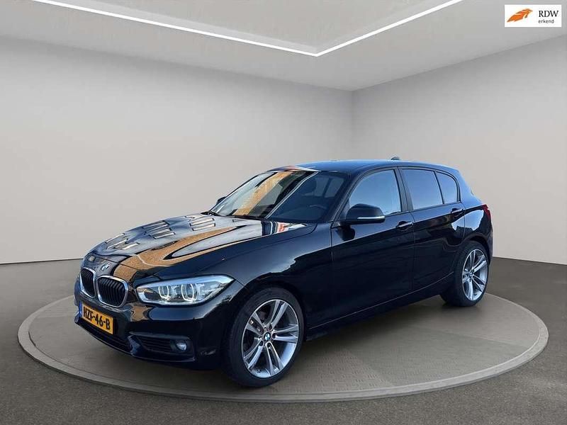 Zwart (metallic) Gebruikt 2018 BMW 116 Executive Hatchback | € 13.995 (Goede deal) - Afbeelding 1/4