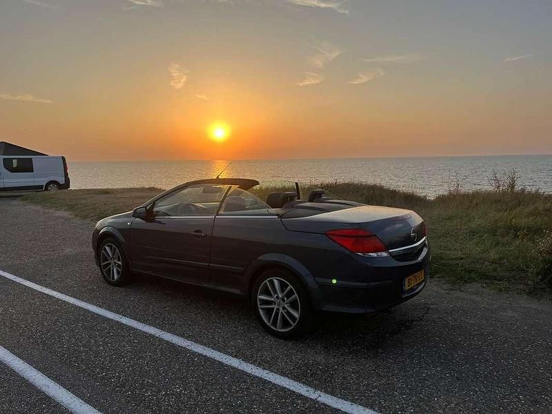 Grijs Gebruikt 2006 Opel Astra Cabriolet Cosmo Cabriolet | € 6.000 (Eerlijke prijs) - Afbeelding 1/4