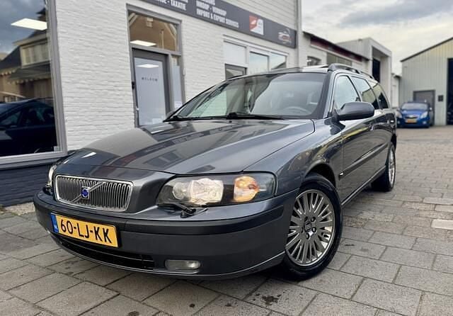Grijs (metallic) Gebruikt 2003 Volvo V70 Stationwagen | € 5.449 (Eerlijke prijs) - Afbeelding 1/4