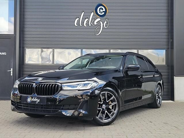Zwart Gebruikt 2021 BMW 530e M Sport Stationwagen | € 29.950 (Super prijs) - Afbeelding 1/4
