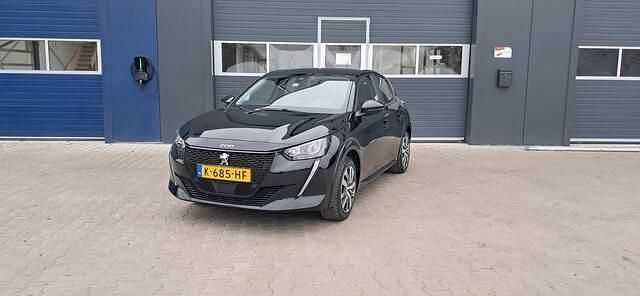 Zwart (metallic) Gebruikt 2020 Peugeot e-208 Active Hatchback | € 11.950 (Goede deal) - Afbeelding 1/4