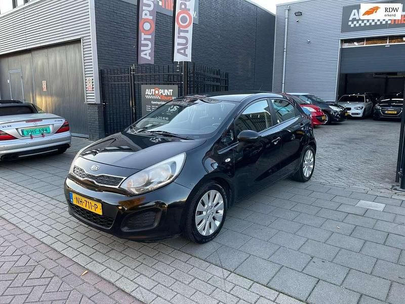 Zwart Gebruikt 2012 Kia Rio Comfort Hatchback | € 2.999 (Eerlijke prijs) - Afbeelding 1/4