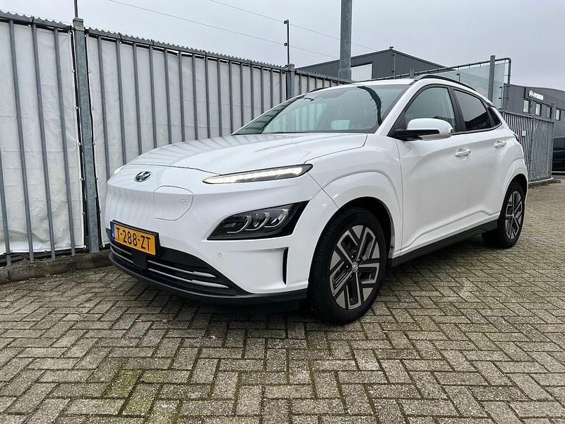 Wit Occasion 2024 Hyundai Kona Premium SUV | € 30.900 (Super prijs) - Afbeelding 1/2