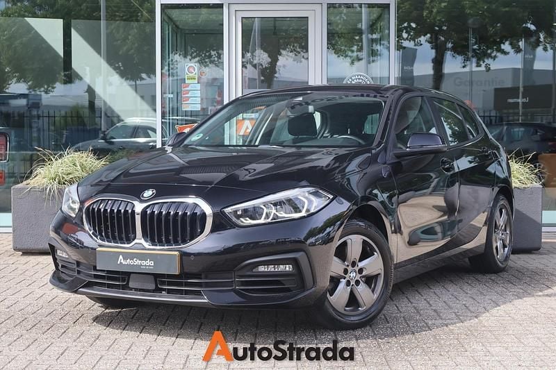 Zwart, metallic lak Gebruikt 2021 BMW 116 Hatchback | € 17.900 (Goede deal) - Afbeelding 1/4