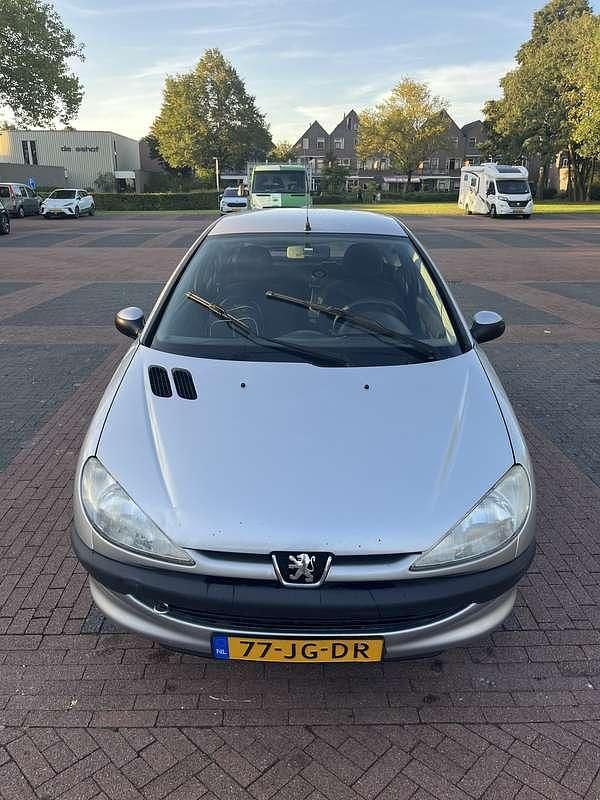 Gebruikt 2002 Peugeot 206 Sedan | € 1.500 (Duur) - Afbeelding 1/4