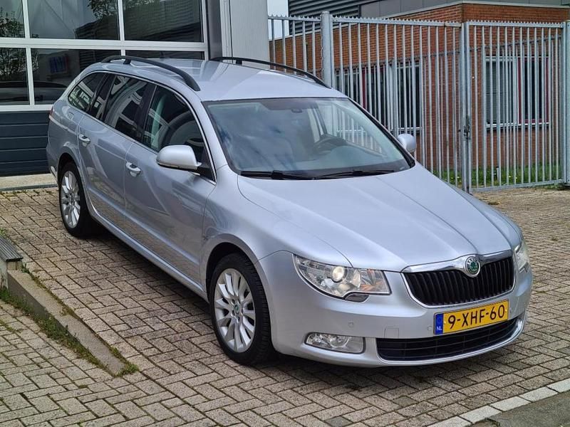 Grijs, metallic lak Gebruikt 2013 Skoda Superb Business Line Stationwagen | € 8.900 - Afbeelding 1/4