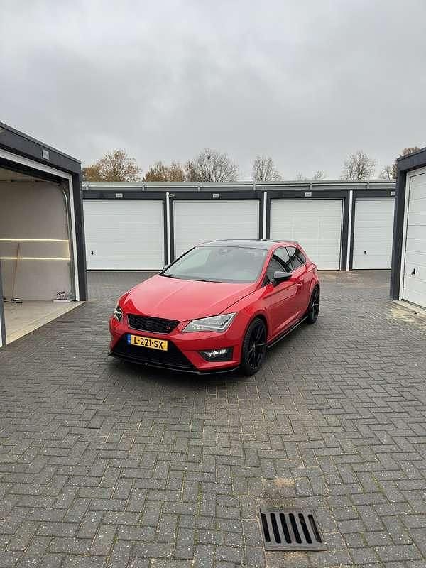 Rood Gebruikt 2013 Seat Leon SC Hatchback | € 11.500 (Iets duurder) - Afbeelding 1/4