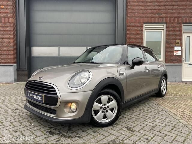 Grijs (metallic) Gebruikt 2017 Mini Cooper Business Hatchback | € 12.950 (Goede deal) - Afbeelding 1/4