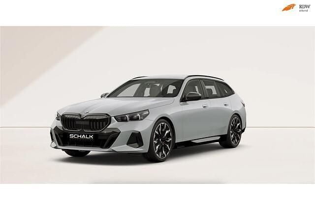Grijs (metallic) Gebruikt 2025 BMW 520 M Sport Stationwagen | € 59.950 (Eerlijke prijs) - Afbeelding 1/4