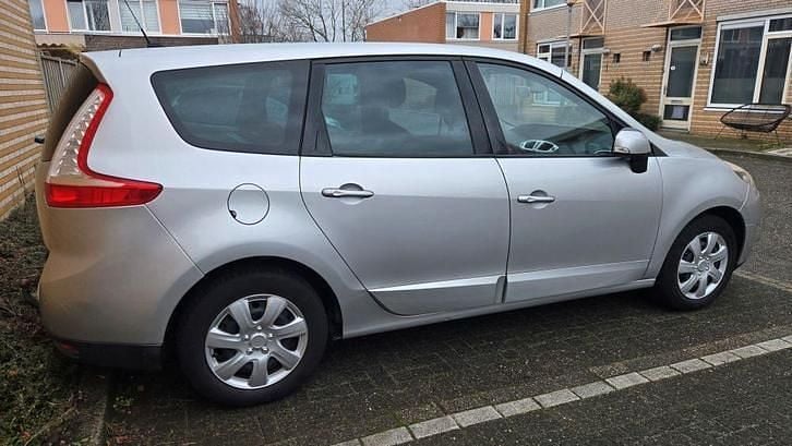 Occasion 2009 Renault Grand Scénic III MPV | € 2.850 (Eerlijke prijs) - Afbeelding 1/4