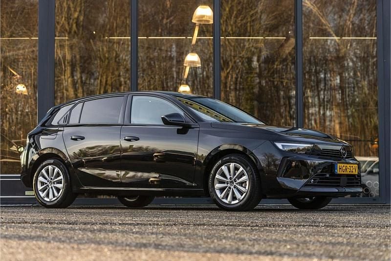Zwart Occasion 2025 Opel Astra Business Edition Hatchback | € 22.950 (Super prijs) - Afbeelding 1/4