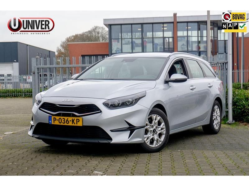 Grijs Gebruikt 2022 Kia Ceed Hatchback | € 12.900 (Goede deal) - Afbeelding 1/4