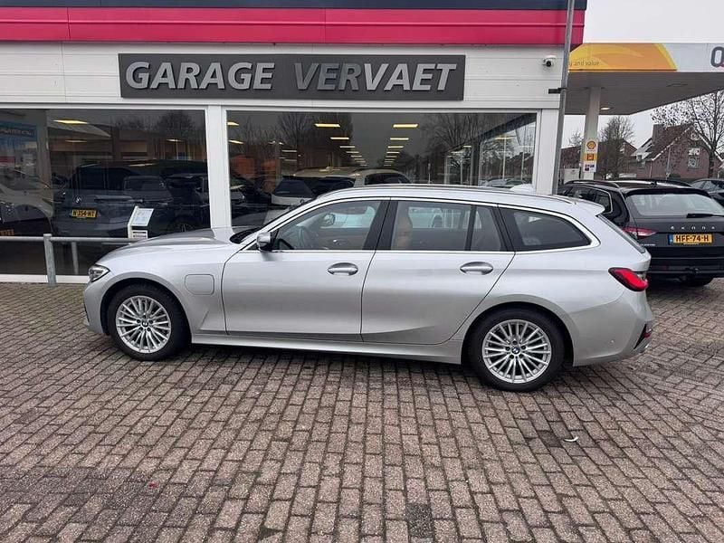 Zilver (metallic) Occasion 2021 BMW 330e Executive Stationwagen | € 24.950 (Super prijs) - Afbeelding 1/3
