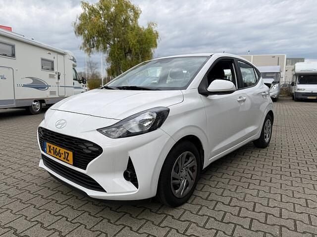 Wit Gebruikt 2024 Hyundai i10 Comfort Hatchback | € 14.845 (Goede deal) - Afbeelding 1/4