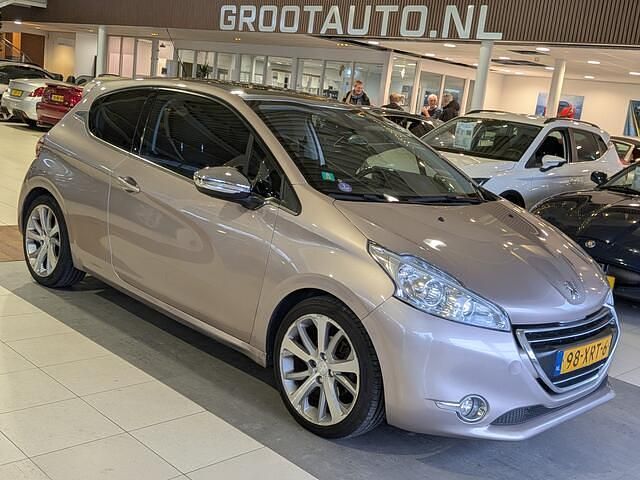 Grijs Gebruikt 2012 Peugeot 208 Allure Hatchback | € 5.944 (Eerlijke prijs) - Afbeelding 1/4