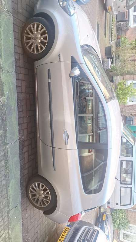 Gebruikt 2006 Renault Clio II Luxe Hatchback | € 1.750 (Iets duurder) - Afbeelding 1/2