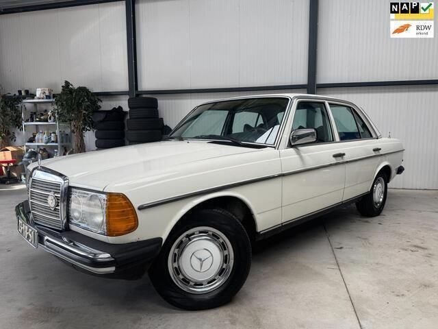 Wit Gebruikt 1977 Mercedes 200 Sedan | € 6.750 - Afbeelding 1/4
