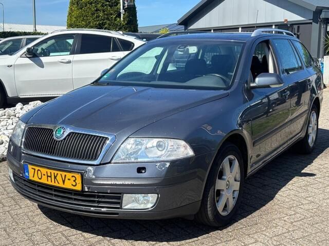 Grijs Gebruikt 2009 Skoda Octavia Stationwagen | € 2.250 (Duur) - Afbeelding 1/4