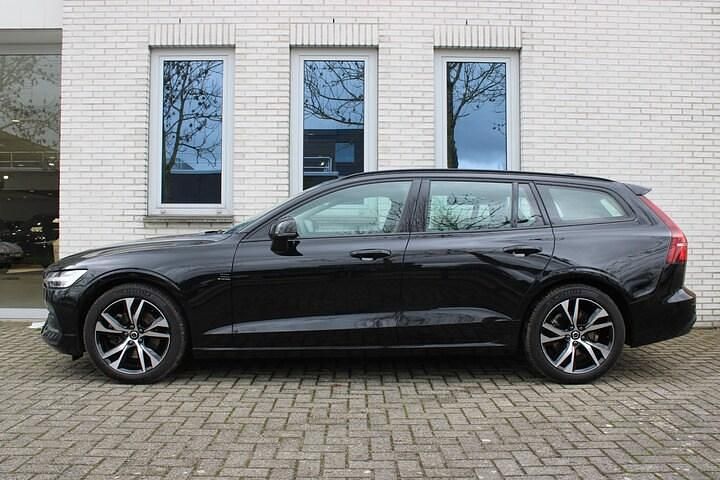 Occasion Volvo V60 163 PK (119 kW) 2024 Zwart, metallic lak Stationwagen