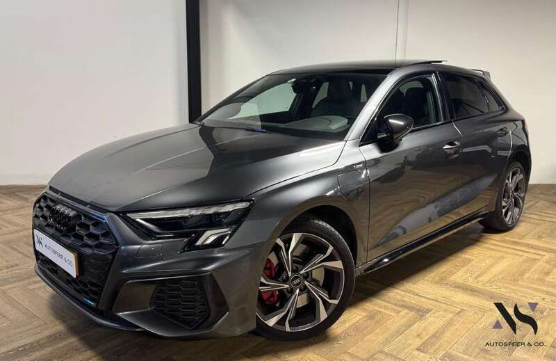 Grijs Gebruikt 2022 Audi A3 Sportback e-tron Competition Sedan | € 36.940 (Duur) - Afbeelding 1/4