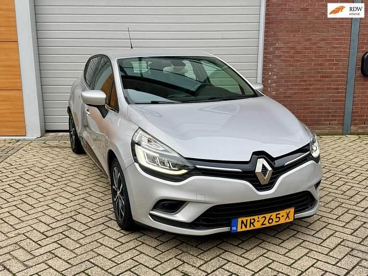 Grijs (metallic) Gebruikt 2017 Renault Clio IV Intens Hatchback | € 10.449 (Eerlijke prijs) - Afbeelding 1/4