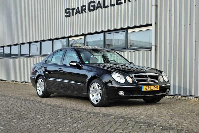 Zwart (metallic) Occasion 2004 Mercedes E500 Elegance Sedan | € 18.950 (Duur) - Afbeelding 1/4