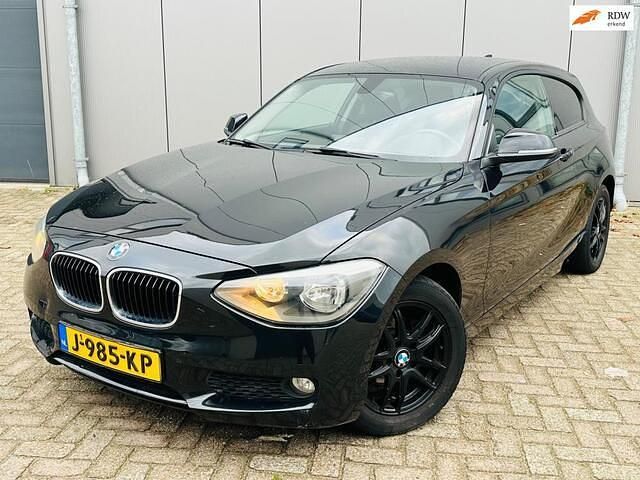 Zwart Gebruikt 2012 BMW 114 Hatchback | € 2.499 (Super prijs) - Afbeelding 1/4