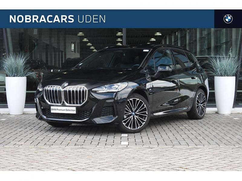 Saphirschwarz (donker zwart metallic) Gebruikt 2024 BMW 225 Active Tourer Comfort Edition MPV | € 44.950 (Eerlijke prijs) - Afbeelding 1/4